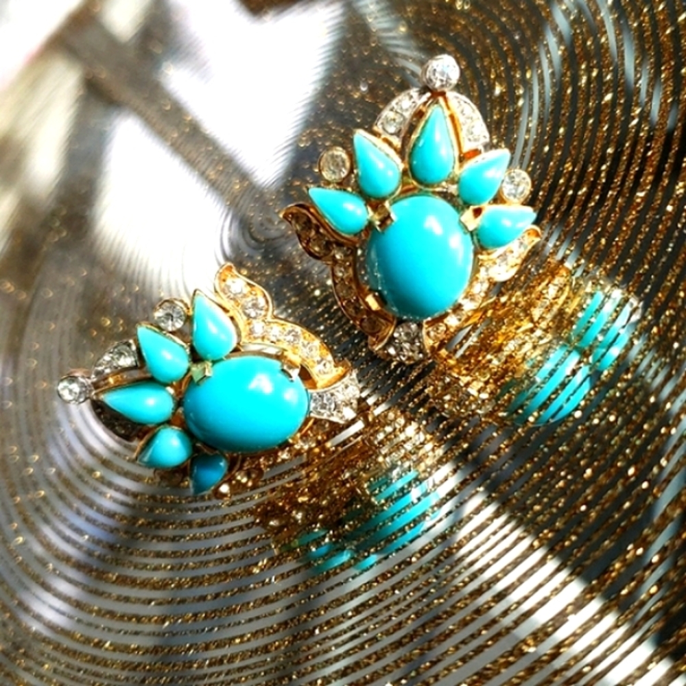 Authentic Vintage Trifari Jewels of India Rhinestone Aqua Cabochon Clip Earrings - Picture 6 of 13
